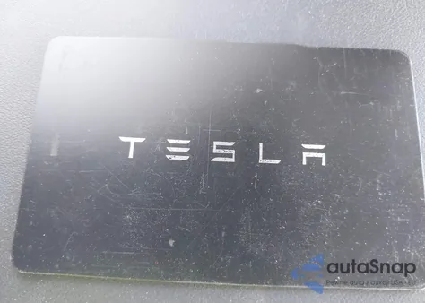 2024 Tesla Model Y Long Range Dual Motor All-Wheel Drive z USA, uszkodzony, nr VIN 7SAYGDEE7RA323793